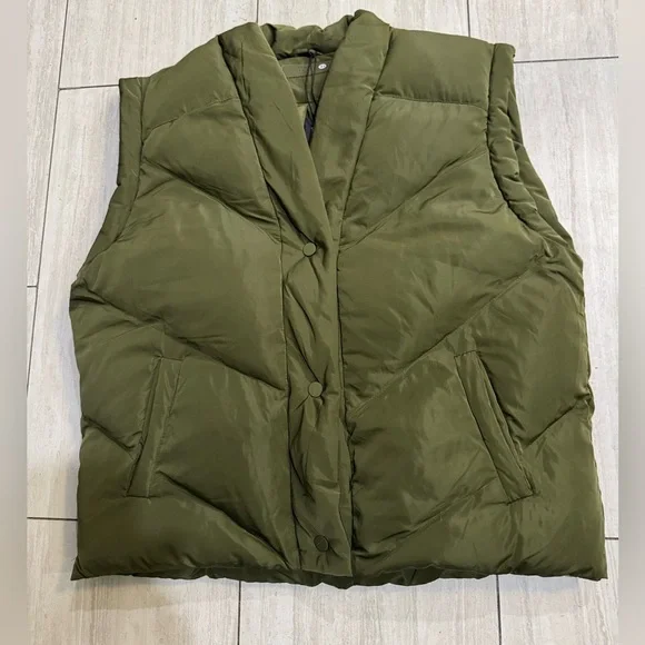 NWT Blank NYC Evereve Oversized Puffer Matcha Latte Green Vest Size Large - Picture 4 of 9